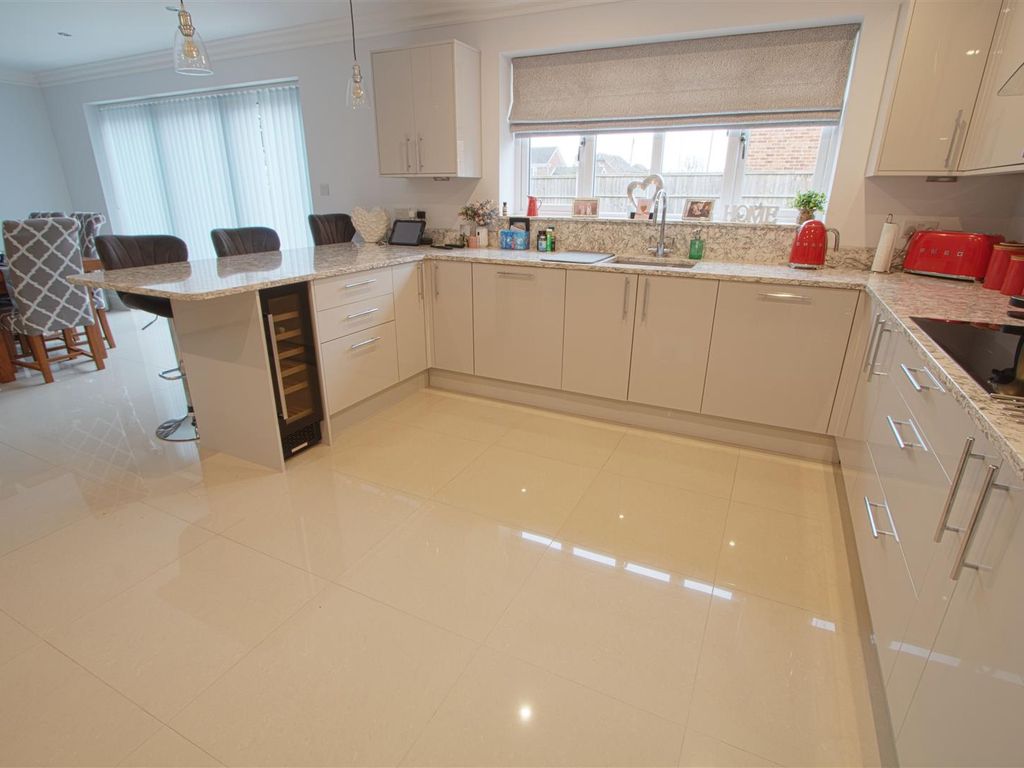 5 bed detached house for sale in Dunton Road, Basildon SS15, £900,000