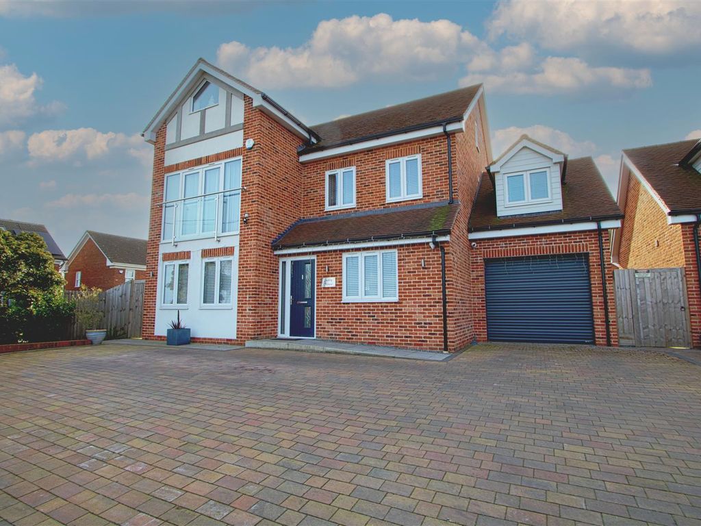 5 bed detached house for sale in Dunton Road, Basildon SS15, £900,000