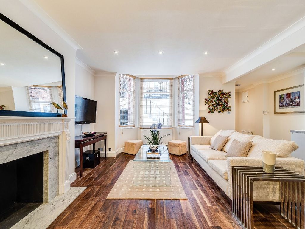 1 bed flat for sale in Rosary Gardens, London SW7, £625,000