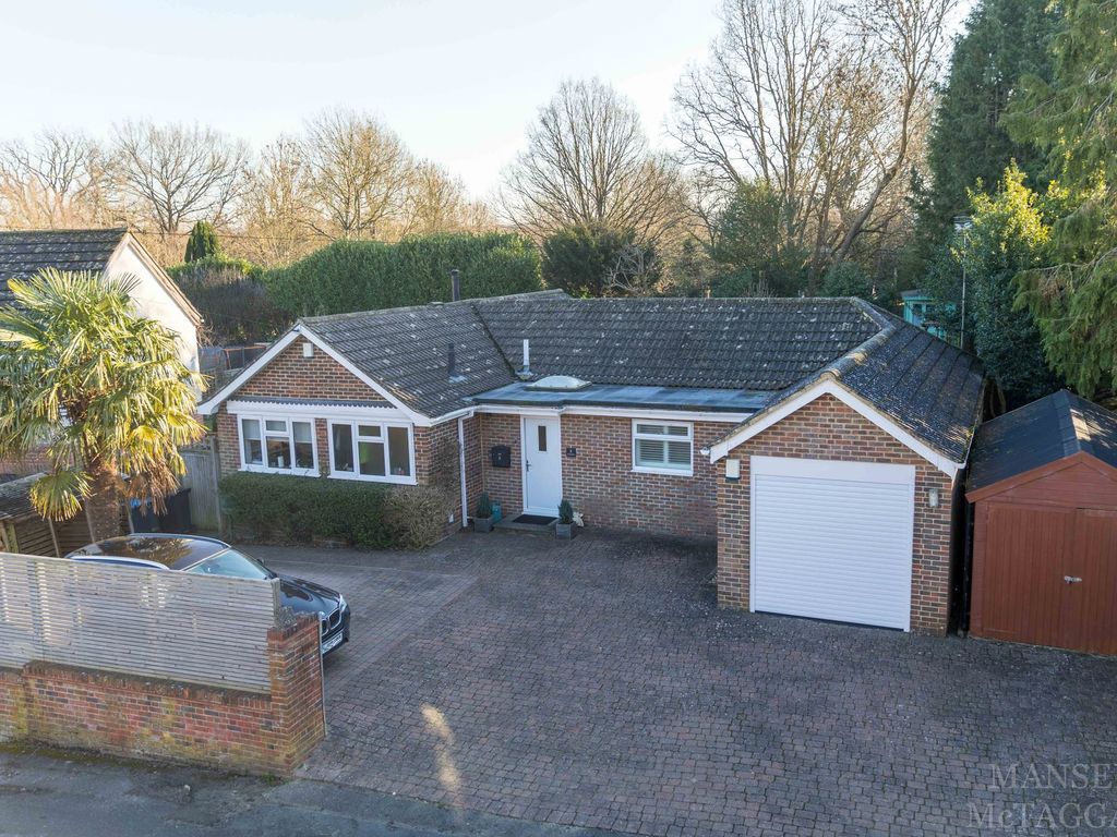 3 bed detached bungalow for sale in Bakers Lane, Lingfield RH7, £600,000