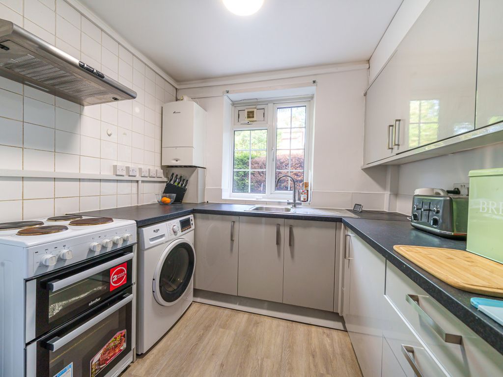 2 bed flat for sale in Finchley Court Ballards Lane, Finchley N3, £460,000