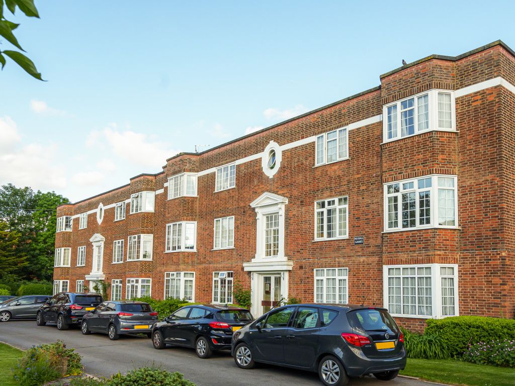 2 bed flat for sale in Finchley Court Ballards Lane, Finchley N3, £460,000