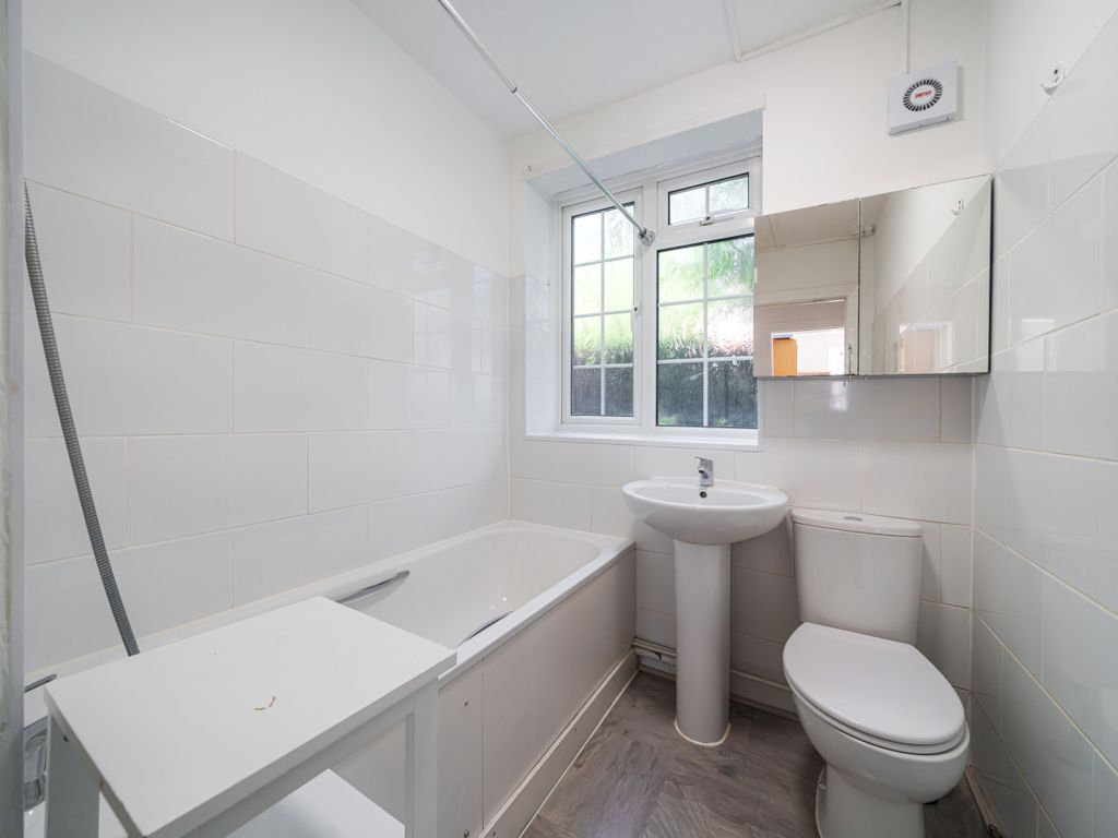 2 bed flat for sale in Finchley Court Ballards Lane, Finchley N3, £460,000