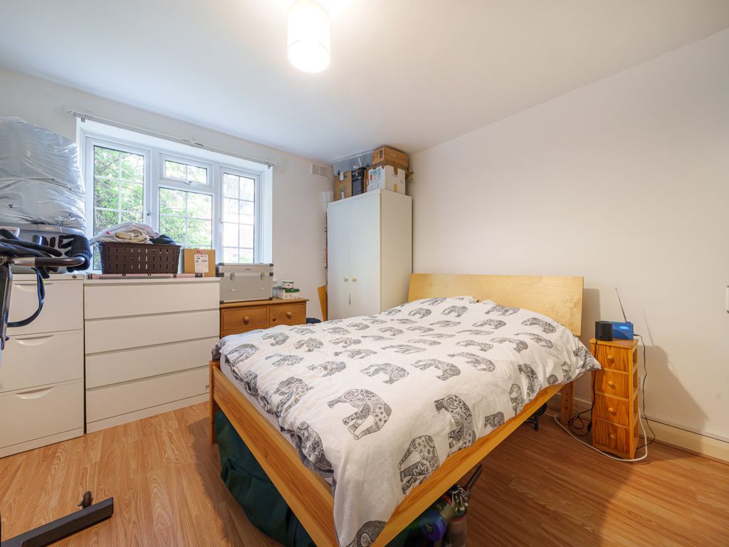 2 bed flat for sale in Finchley Court Ballards Lane, Finchley N3, £460,000