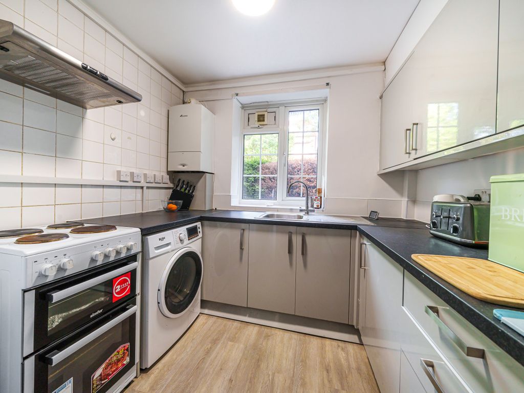 2 bed flat for sale in Finchley Court Ballards Lane, Finchley N3, £460,000