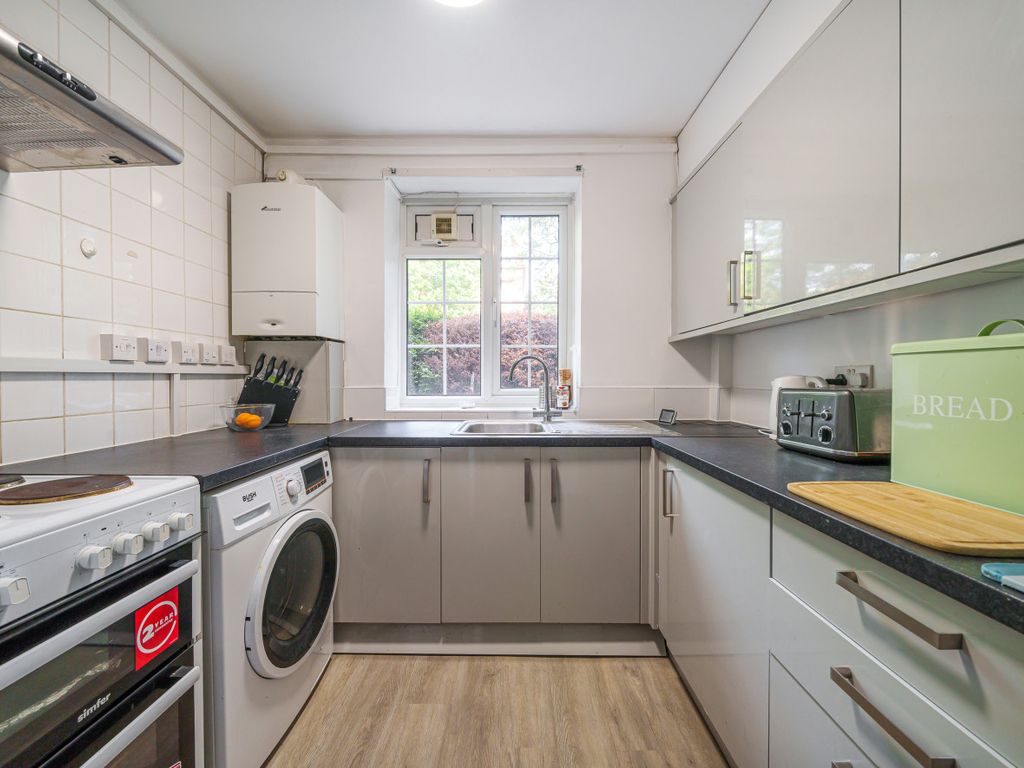 2 bed flat for sale in Finchley Court Ballards Lane, Finchley N3, £460,000