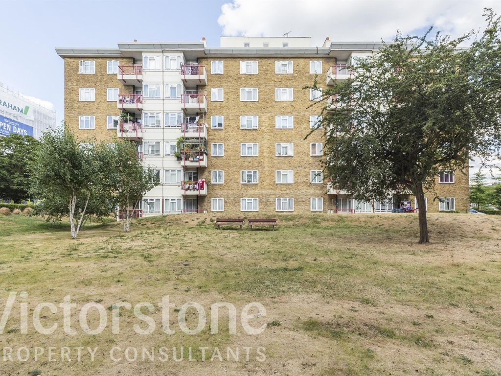 3 bed flat for sale in Bantry House, Ernest Street, London E1, £250,000