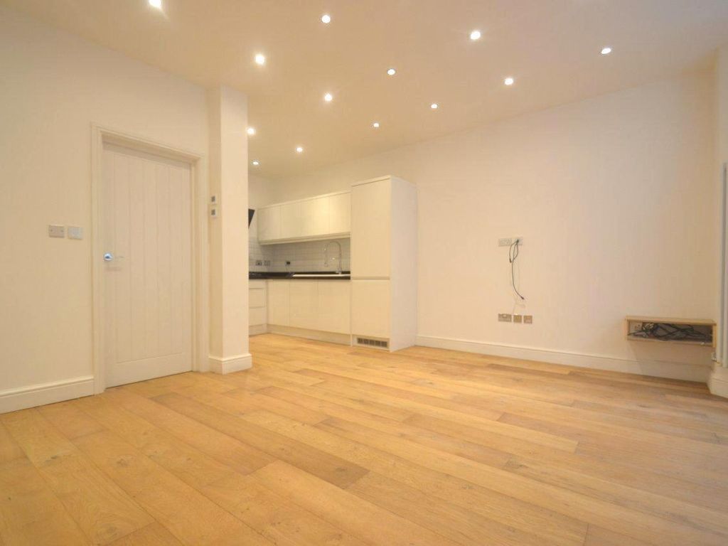 2 bed flat to rent in Southerton Road, Hammersmith W6, £2,400 pcm
