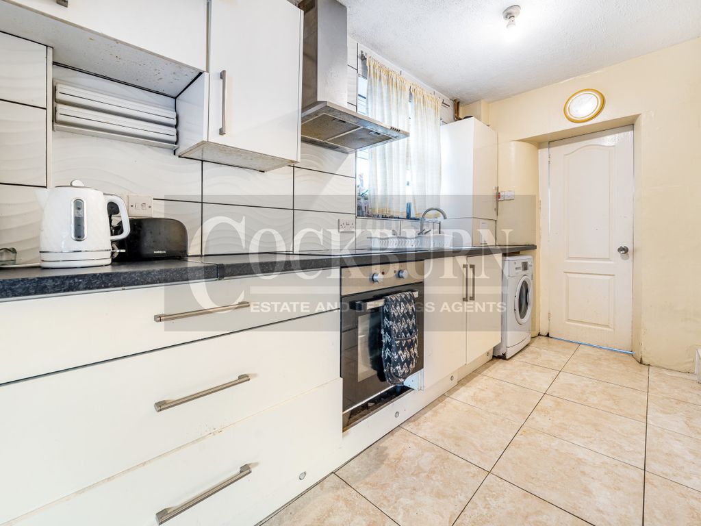 3 bed end terrace house for sale in Northumberland Way, Erith DA8, £375,000