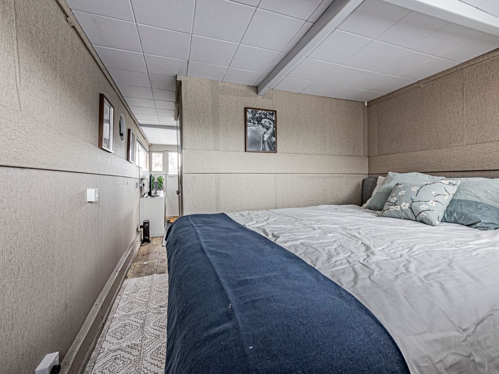 New home, 1 bed houseboat for sale in Waterloo Road, Uxbridge UB8, £200,000