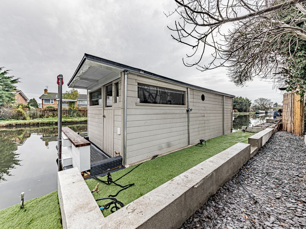 New home, 1 bed houseboat for sale in Waterloo Road, Uxbridge UB8, £200,000