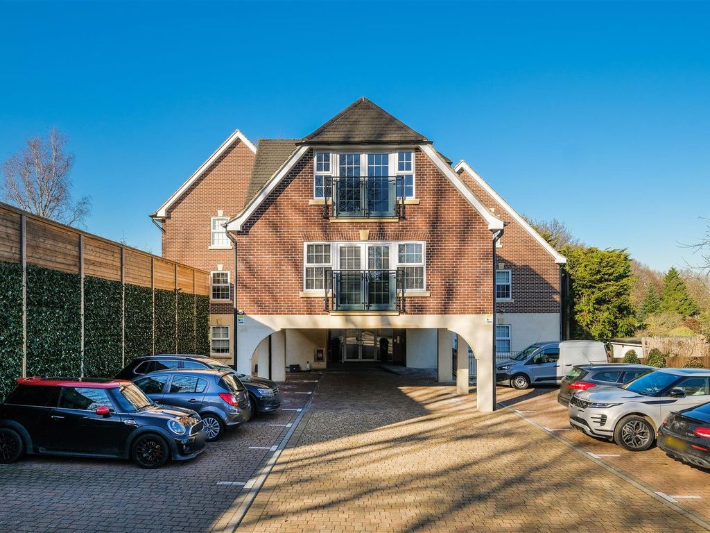 2 bed flat for sale in Roding Heights, Station Way, Buckhurst Hill IG9, £425,000