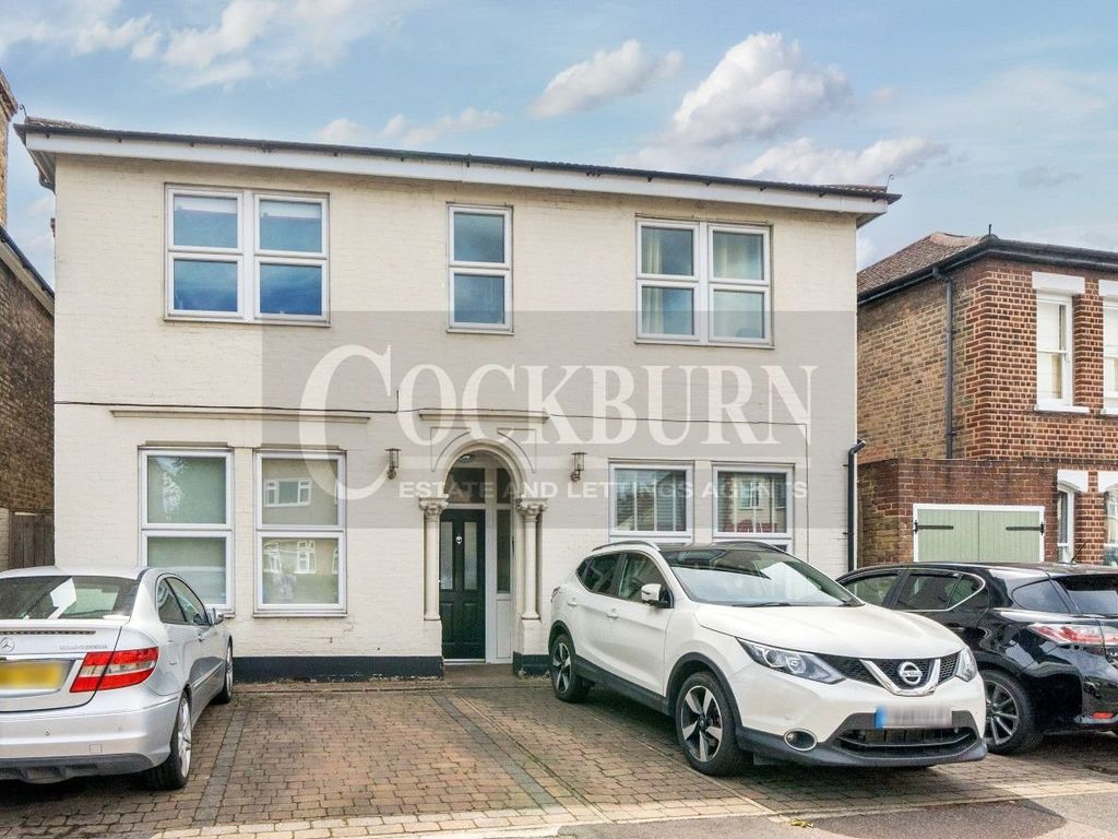 2 bed flat to rent in Avery Hill Road, New Eltham SE9, £1,500 pcm