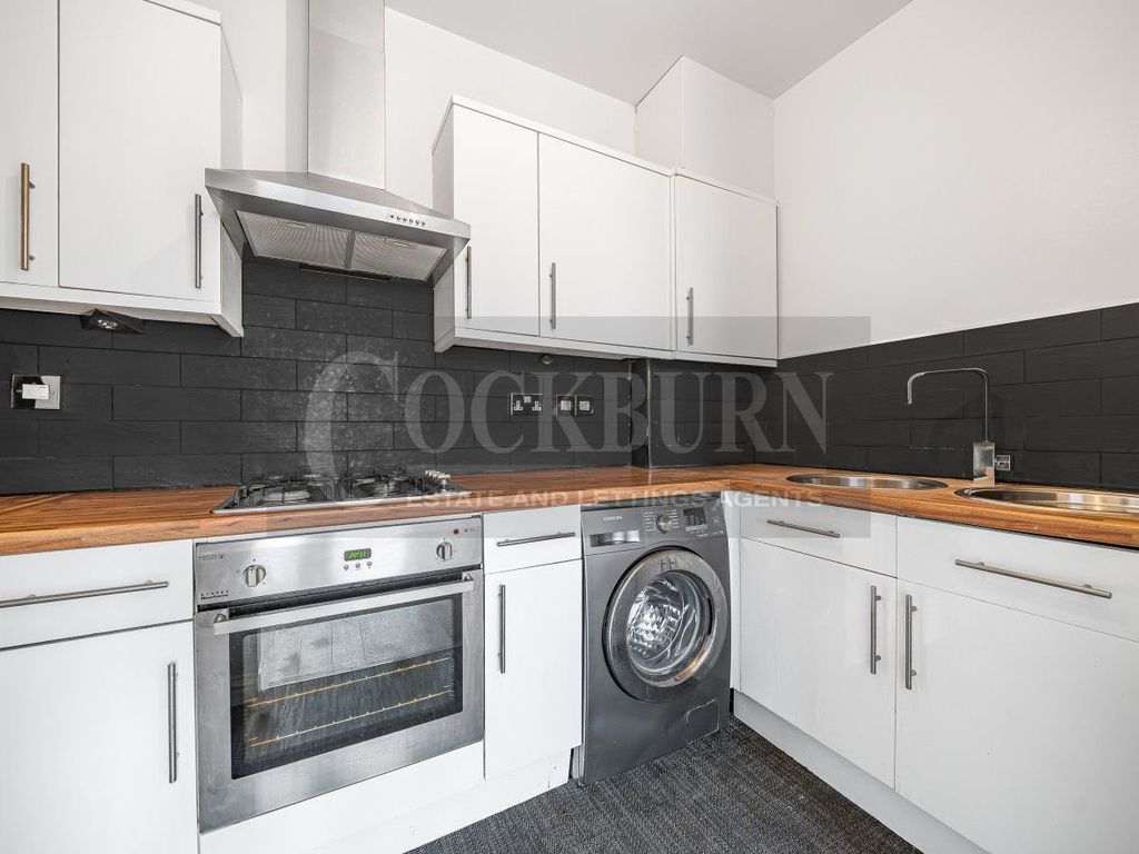 2 bed flat to rent in Avery Hill Road, New Eltham SE9, £1,500 pcm