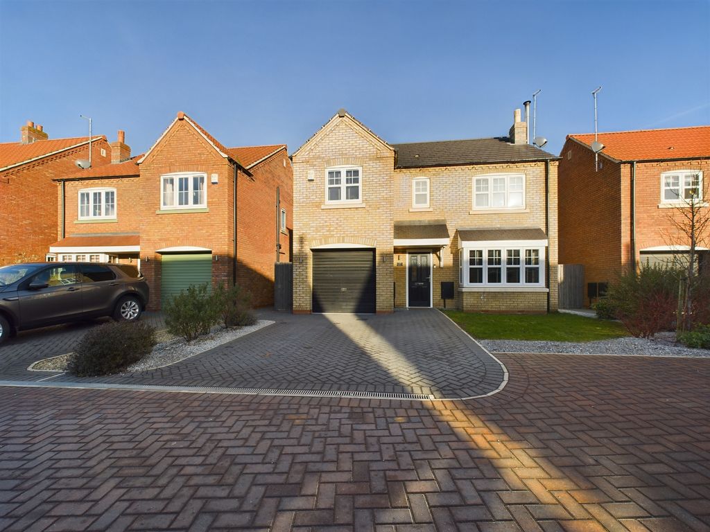 4 bed detached house for sale in Appleby Road, Hull HU7, £300,000