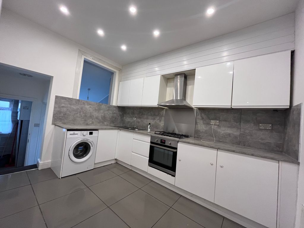 5 bed terraced house for sale in Upper Road, London E13, £500,000