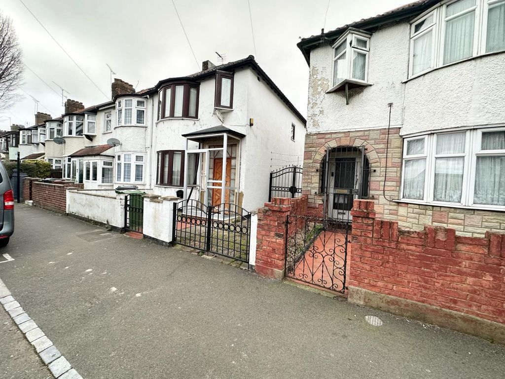 5 bed terraced house for sale in Burwell Road, London E10, £680,000