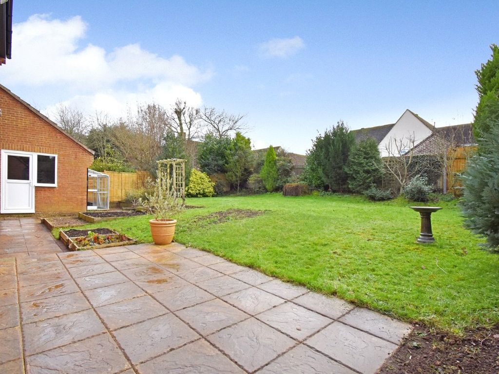 4 bed detached house for sale in Wellmans Meadow, Kingsclere, Newbury RG20, £565,000