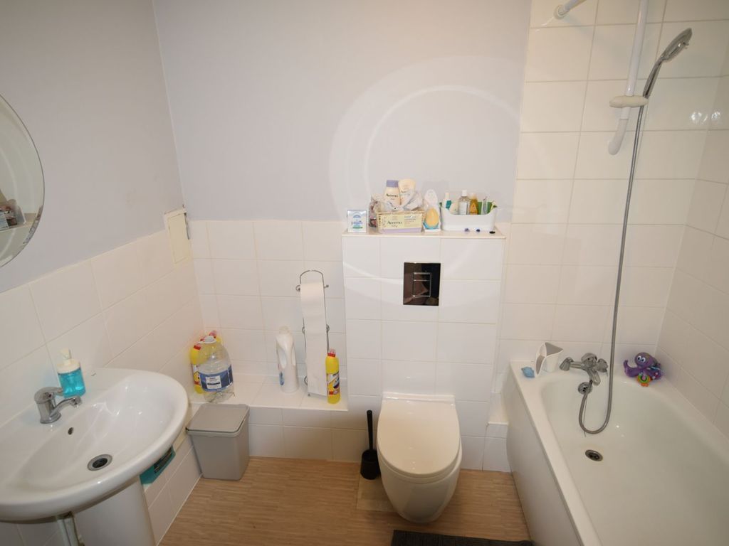 2 bed flat for sale in Southmere Drive, London SE2, £325,000