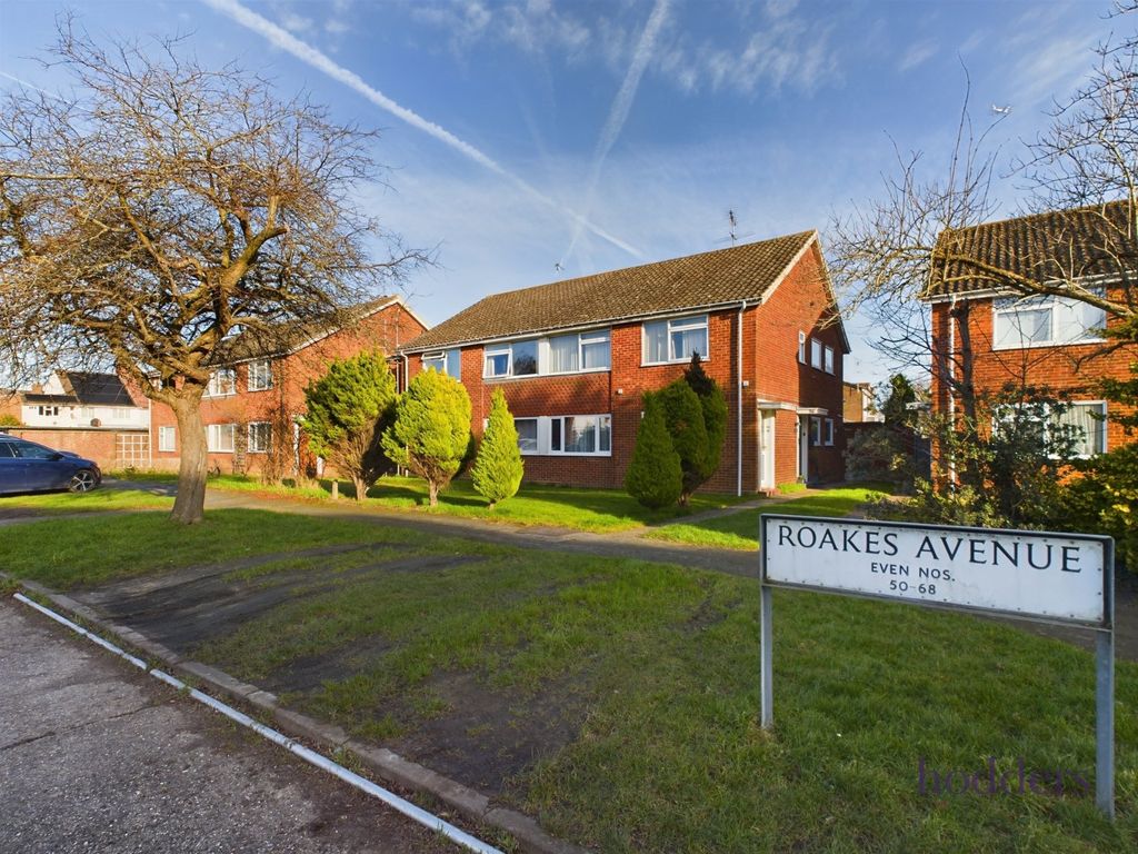 2 bed maisonette to rent in Roakes Avenue, Addlestone, Surrey KT15, £1,425 pcm