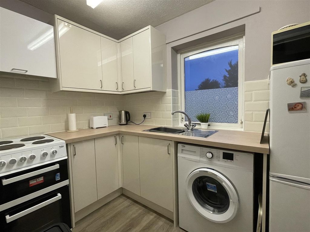 2 bed flat for sale in Bridge Court, Bridge Street, Leominster HR6, £65,000