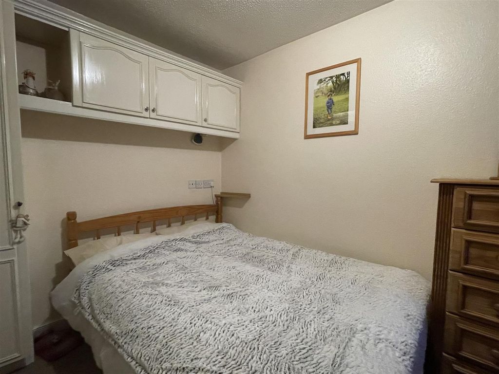 2 bed flat for sale in Bridge Court, Bridge Street, Leominster HR6, £65,000
