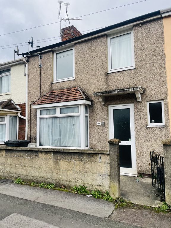 3 bed terraced house for sale in Newcastle Street, Swindon SN1, £250,000