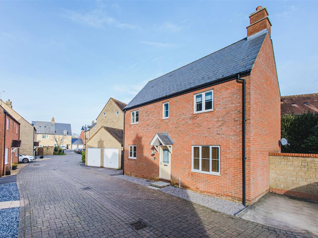 4 bed detached house for sale in Dyrham Court, Swindon SN25, £360,000