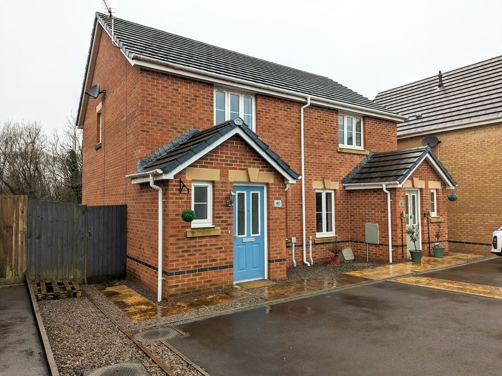 2 bed semi-detached house to rent in St. Ilid