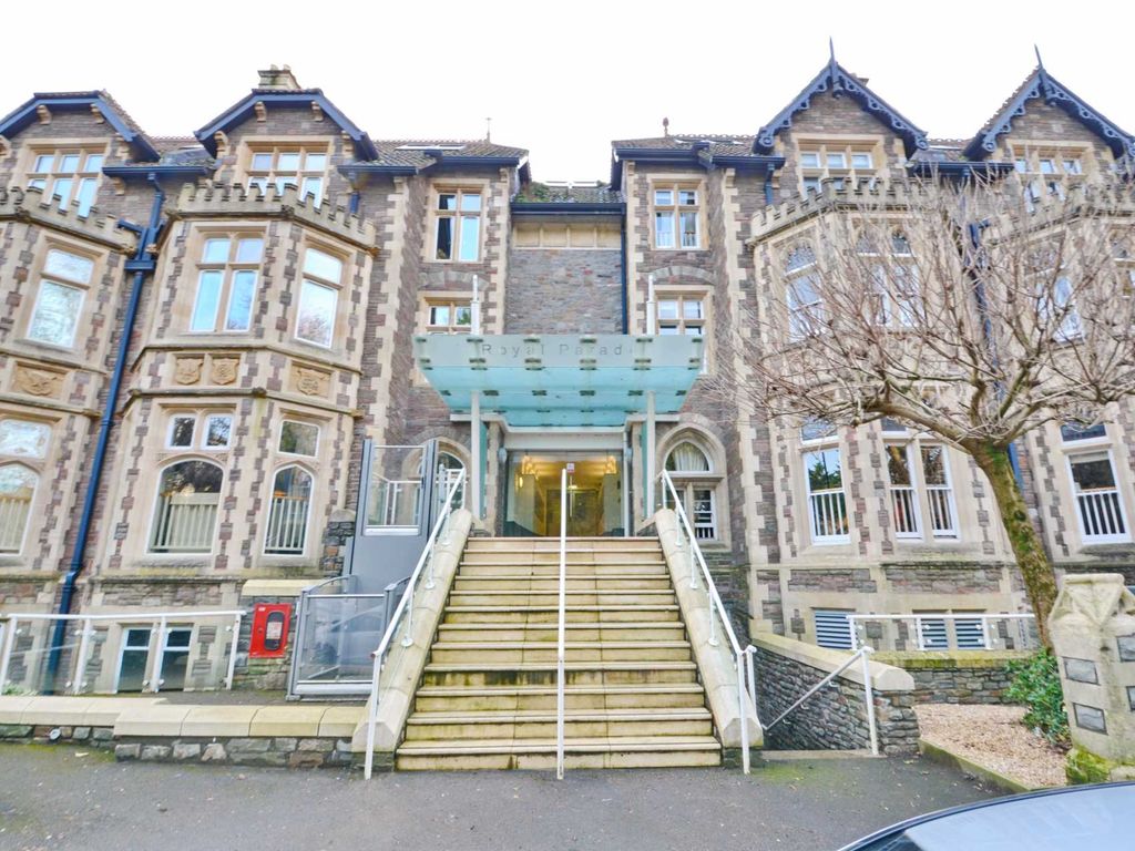 3 bed flat to rent in Royal Parade, Elmdale Road, Clifton BS8, £2,200 pcm