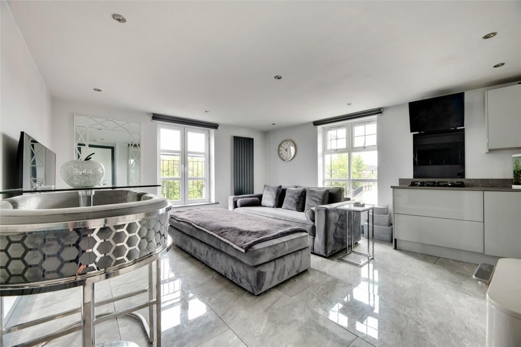 1 bed flat for sale in New Malden, London KT3, £365,000