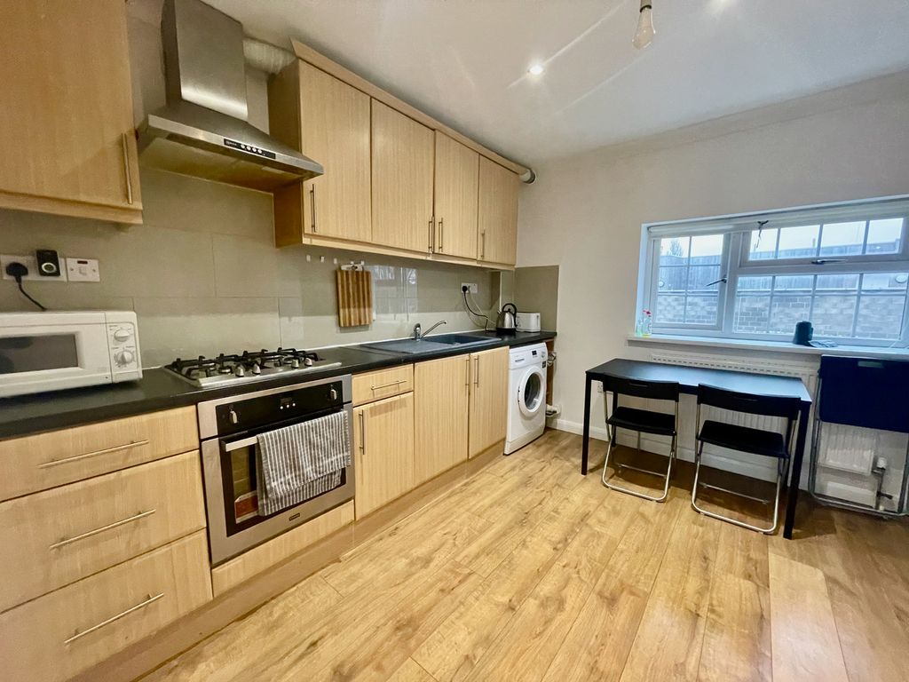 3 bed flat to rent in Very Near York Road Area, North Acton W3, £2,300 pcm
