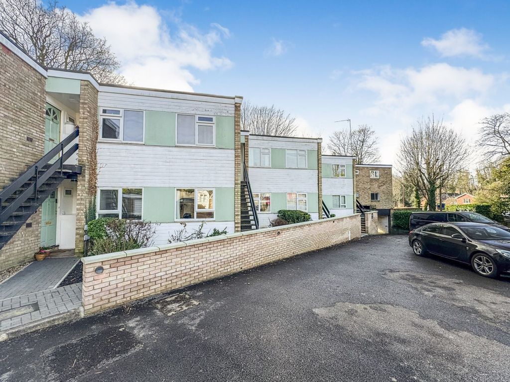 2 bed flat to rent in Hollybush Lane, Harpenden AL5, £1,400 pcm