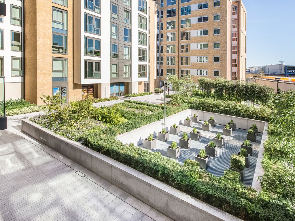 1 bed flat for sale in Juniper Drive, London SW18, £450,000