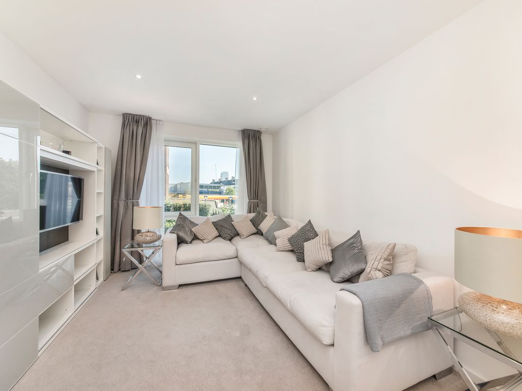 1 bed flat for sale in Juniper Drive, London SW18, £450,000