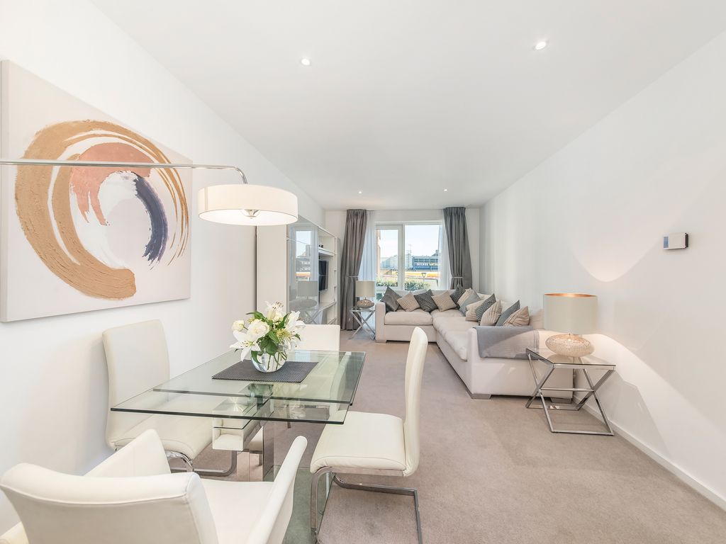 1 bed flat for sale in Juniper Drive, London SW18, £450,000