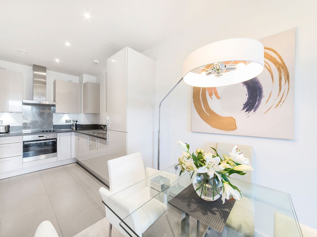 1 bed flat for sale in Juniper Drive, London SW18, £450,000