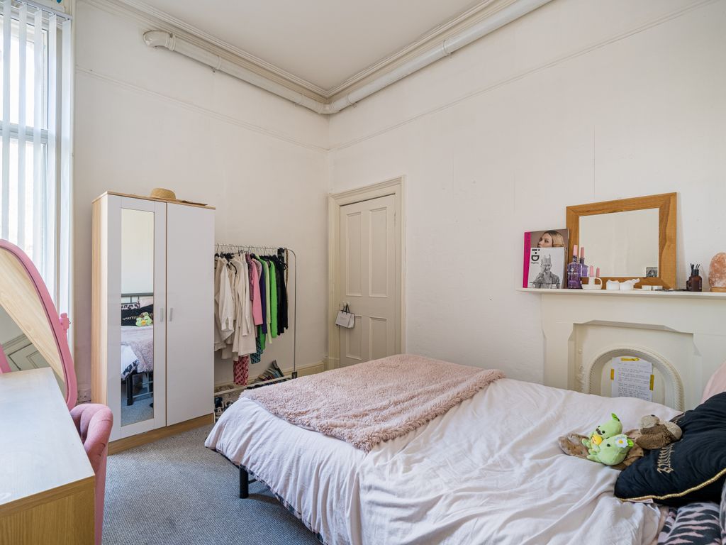 2 bed flat to rent in 16 Clarendon Road, Leeds LS2, £793 pppm