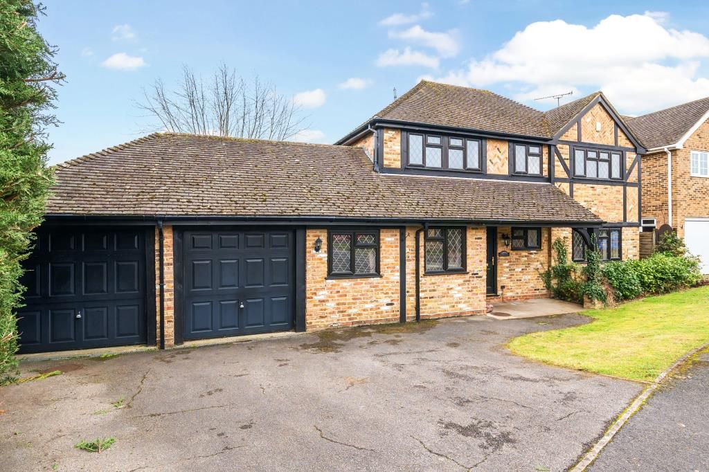 4 bed detached house for sale in Bagshot, Surrey GU19, £800,000