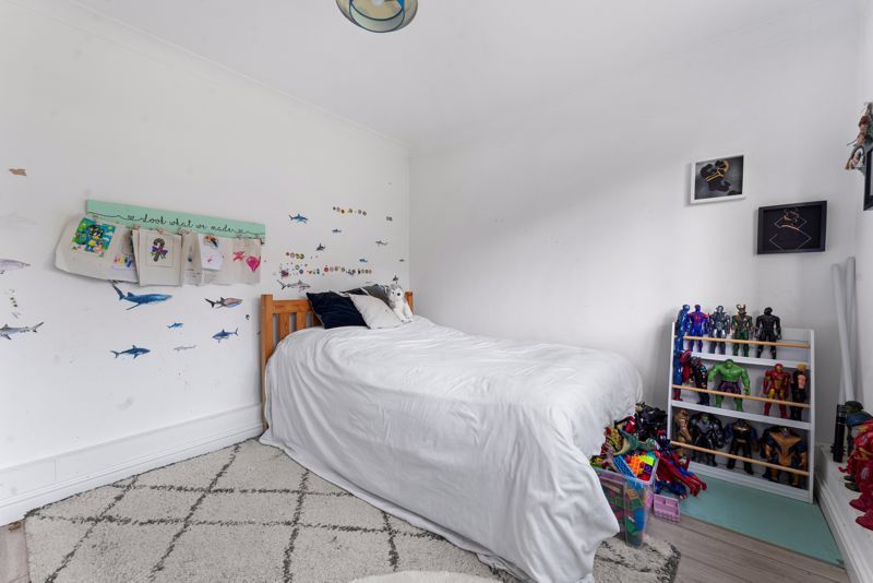 2 bed maisonette for sale in Avon Close, Worcester Park KT4, £390,000