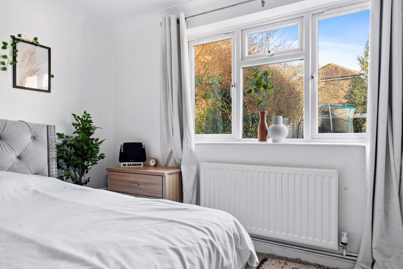 2 bed maisonette for sale in Avon Close, Worcester Park KT4, £390,000