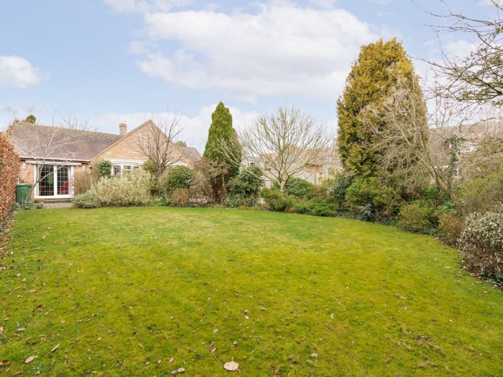 3 bed detached bungalow for sale in Westfield Road, Wheatley OX33, £695,000