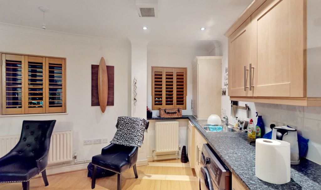 2 bed flat for sale in Concorde Way, London SE16, £171,500