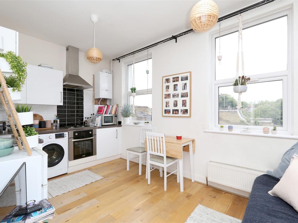 1 bed flat for sale in Green Lanes, Stoke Newington N16, £325,000