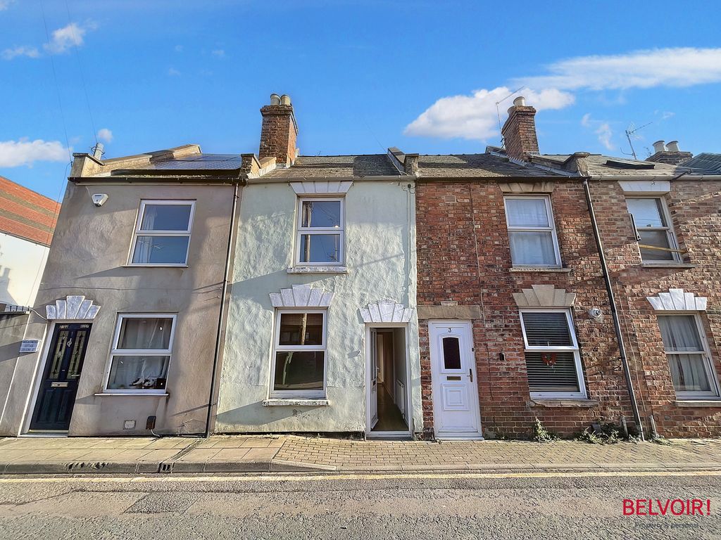 2 bed flat for sale in Milsom Street, Cheltenham GL50, £210,000