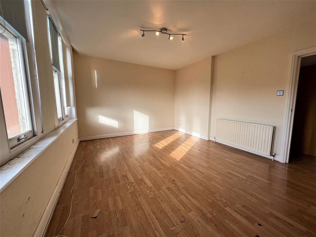 2 bed flat to rent in Broadway, Leigh-On-Sea SS9, £1,250 pcm
