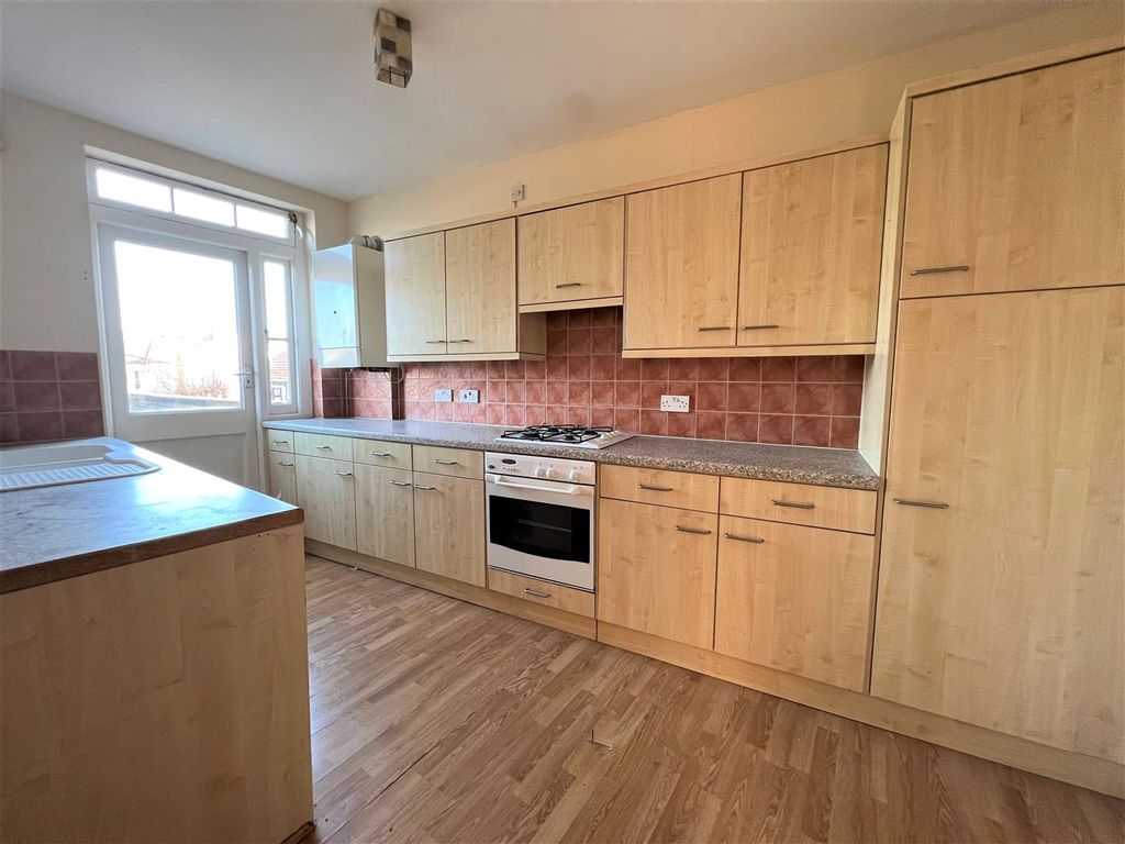 2 bed flat to rent in Broadway, Leigh-On-Sea SS9, £1,250 pcm