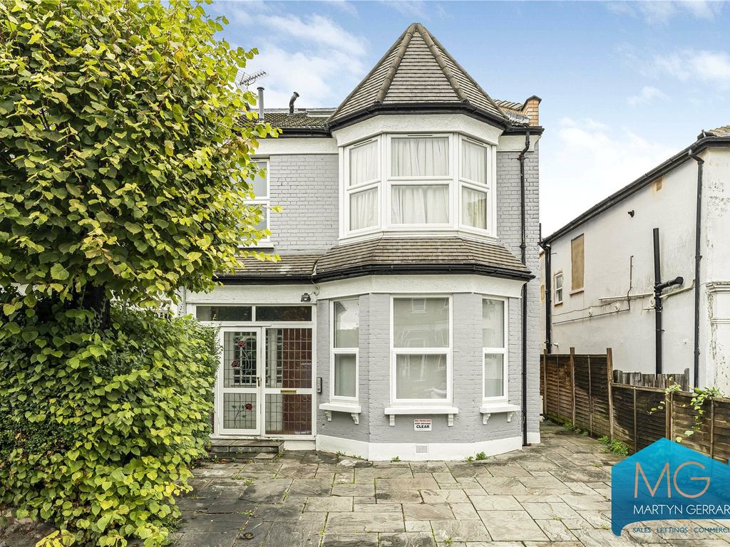 3 bed flat for sale in Station Road, Finchley Central, London N3, £675,000