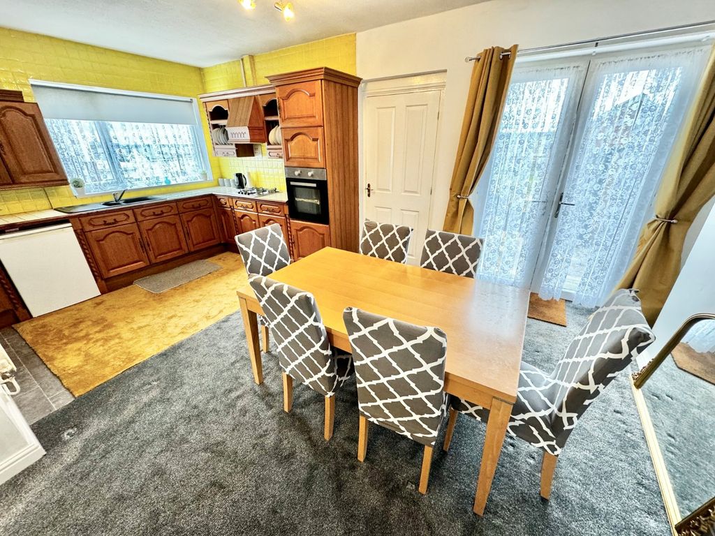 3 bed end terrace house for sale in Stoney Haggs Road, Scarborough YO12, £200,000