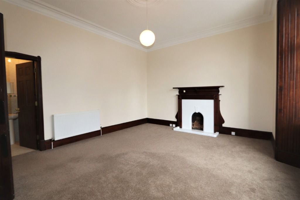 3 bed flat to rent in Church Street, Dundee DD5, £1,200 pcm